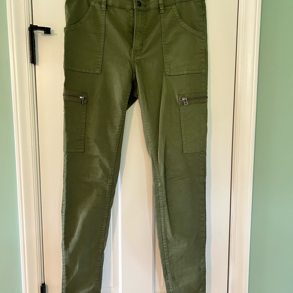 H&M Women’s Forest Green Cargo Jeans. Size 10, like new!